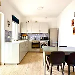 Town House With Patio In Quiet Residential Area 10 Min From シャレー