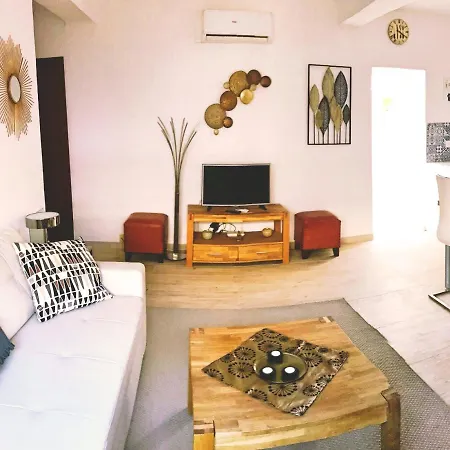 Town House With Patio In Quiet Residential Area 10 Min From * 托雷莫利诺斯