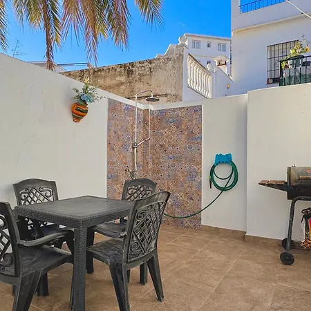 Quiet 3-bedroom House Near Town Hall & Centre *