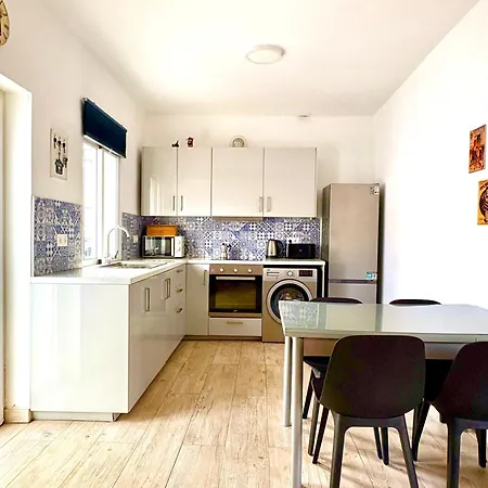 Quiet 3-bedroom House Near Town Hall & Centre Chalet