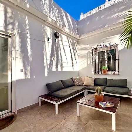Quiet 3-bedroom House Near Town Hall & Centre شاليه *