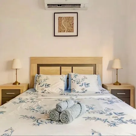 Quiet 3-bedroom House Near Town Hall & Centre شاليه توريمولينوس