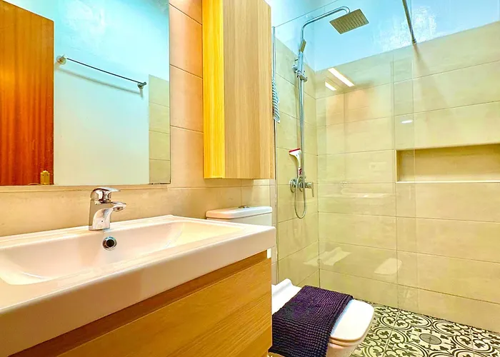 Town House With Patio In Quiet Residential Area 10 Min From