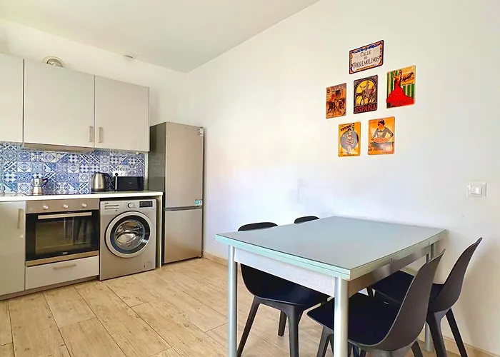 Town House With Patio In Quiet Residential Area 10 Min From * Τορρεμολίνος