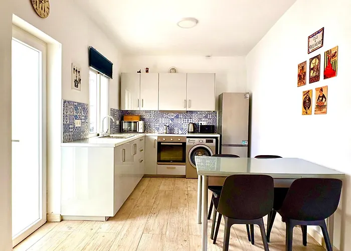 Town House With Patio In Quiet Residential Area 10 Min From Chalet