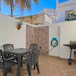Town House With Patio In Quiet Residential Area 10 Min From *