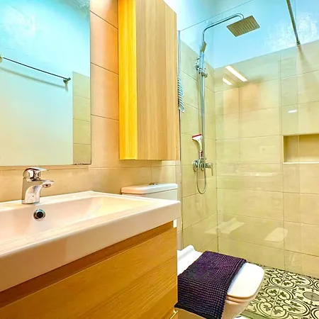 Town House With Patio In Quiet Residential Area 10 Min From